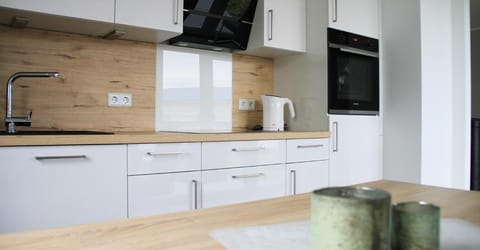 Marina Müritz Apartment Waterside | Private kitchen | Full-size fridge, oven, stovetop, electric kettle