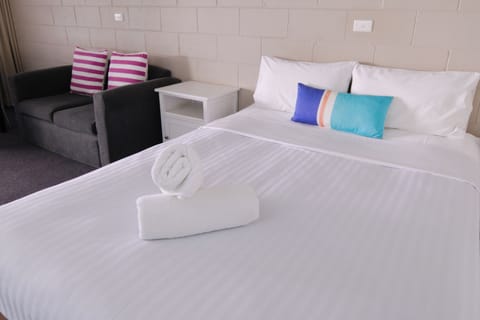 Standard Queen | Premium bedding, iron/ironing board, free WiFi