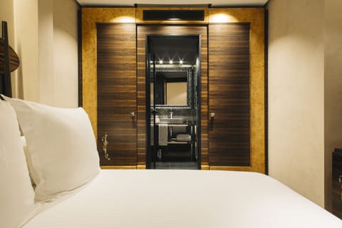 Single Room (interior) | Premium bedding, free minibar, in-room safe, soundproofing