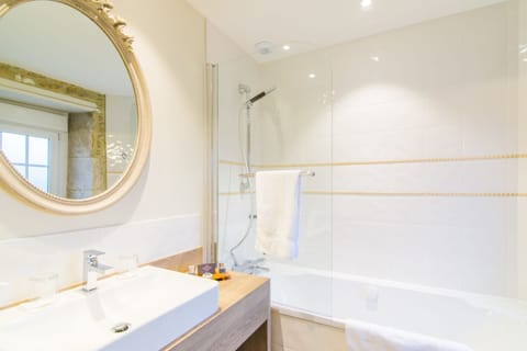 Double Room (Romantique) | Bathroom | Shower, free toiletries, hair dryer, towels