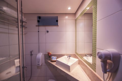 Luxury Room | Bathroom | Combined shower/tub, rainfall showerhead, free toiletries, towels