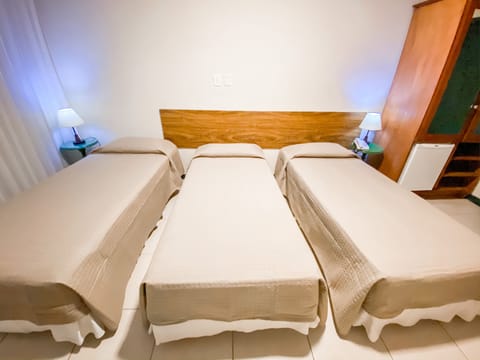 Standard 3 Camas de Solteiro | Minibar, blackout drapes, free WiFi, bed sheets