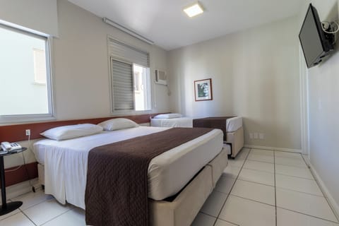 Economy Triple Room (sem sacada) | Minibar, in-room safe, free WiFi, bed sheets