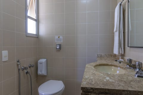 Economy Twin Room (sem sacada) | Bathroom | Shower, hair dryer, towels