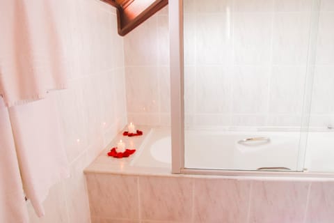 Luxury Suite, 1 Queen Bed | Bathroom | Shower, free toiletries, hair dryer, towels