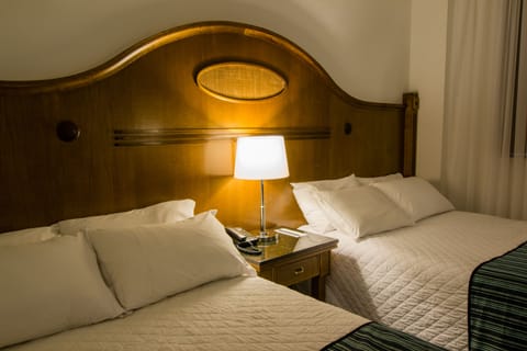 Deluxe Suite | Minibar, in-room safe, individually decorated, individually furnished