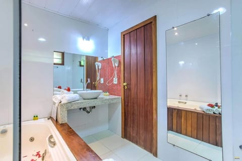 Suíte Master  | Bathroom | Shower, free toiletries, towels