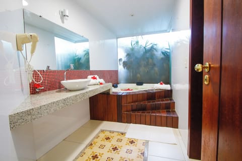 Suite Master Luxo | Bathroom | Shower, free toiletries, towels