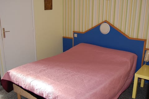 Economy Room | Individually decorated, individually furnished, desk, cribs/infant beds