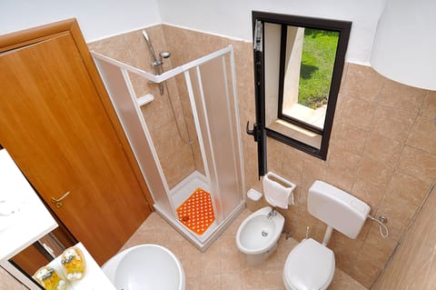 Suite | Bathroom | Shower, free toiletries, hair dryer, bidet