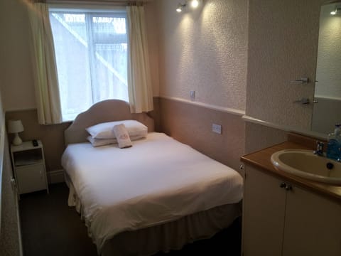 Double Room | Iron/ironing board, free WiFi, bed sheets