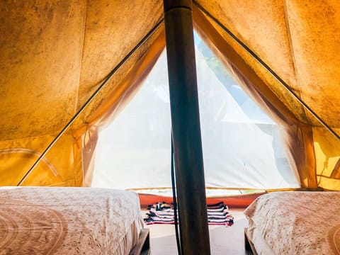 Tienda Glamping Doble | Down comforters, laptop workspace, bed sheets