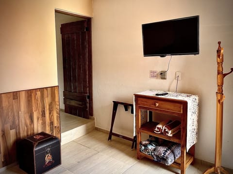 Habitación Doble Individual | Bathroom | Shower, towels, soap, shampoo