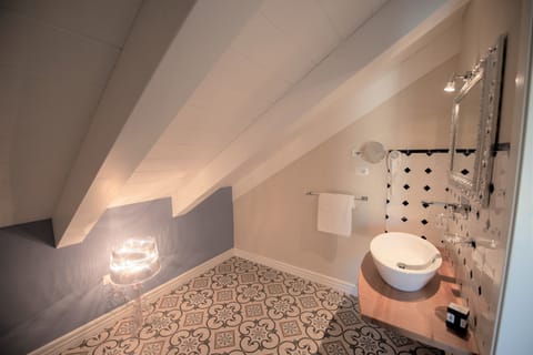 Junior Suite (302) | Bathroom | Free toiletries, hair dryer, slippers, bidet