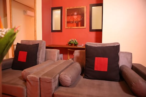 Premium Suite | Living area | 32-inch flat-screen TV with satellite channels, TV