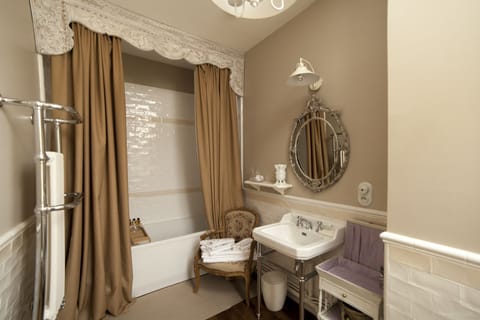 Romantic Double Room (Swann) | Bathroom | Free toiletries, hair dryer, bathrobes, slippers