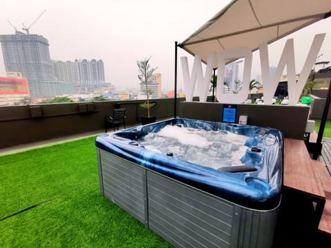 Outdoor spa tub