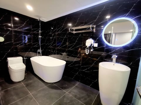 Deluxe Room | Bathroom | Free toiletries, hair dryer, bathrobes, bidet