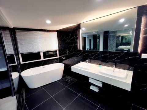 Presidential Studio Suite | Bathroom | Free toiletries, hair dryer, bathrobes, bidet