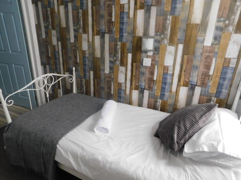 Single Room, Private Bathroom | Iron/ironing board, free WiFi, bed sheets