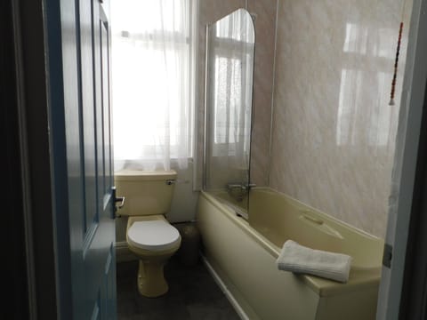 Single Room, Private Bathroom | Bathroom | Shower, rainfall showerhead, free toiletries, hair dryer