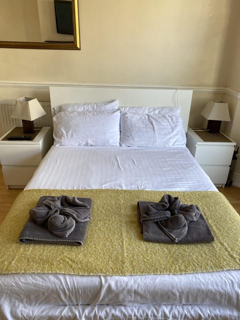 Triple Room, Private Bathroom | 1 bedroom, blackout drapes, free WiFi, bed sheets