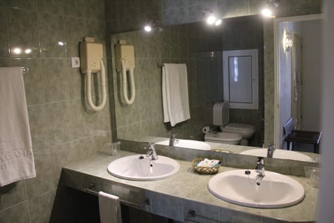 Superior Double Room (2 adults + 1 child) | Bathroom | Combined shower/tub, free toiletries, hair dryer, bathrobes