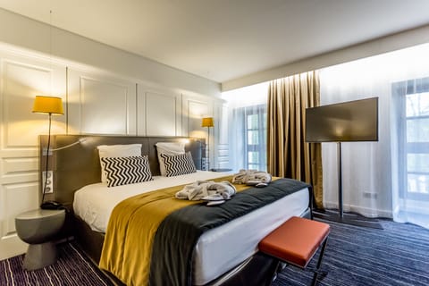 Premium bedding, minibar, in-room safe, desk