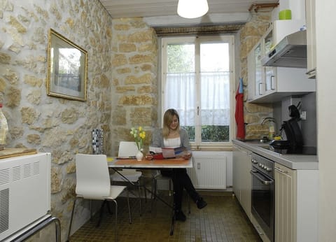 Standard Apartment, Kitchen | Private kitchen | Fridge, microwave, stovetop, dishwasher