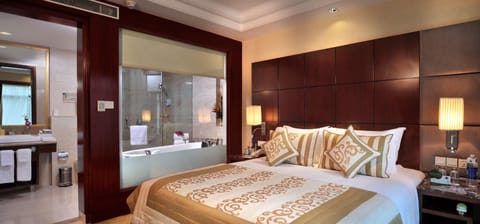 Royal Suite | 1 bedroom, premium bedding, minibar, in-room safe