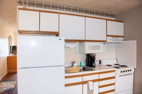 Standard Suite, 1 Queen Bed | Private kitchen | Full-size fridge, microwave, oven, stovetop