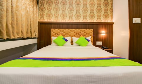 Deluxe Room | Desk, rollaway beds, free WiFi, bed sheets