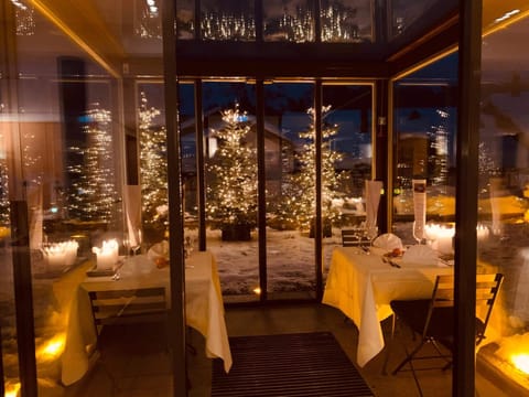 2 restaurants, lunch, dinner served; Thai cuisine