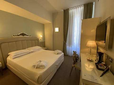 Deluxe Room | Premium bedding, minibar, in-room safe, desk