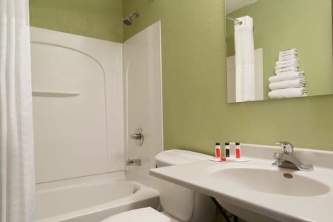 Combined shower/tub, free toiletries, hair dryer, towels