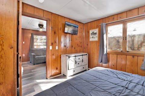 Cabin, 1 King Bed, Hot Tub, Beach View (101) | 1 bedroom, individually decorated, individually furnished, bed sheets