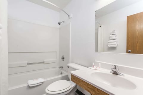 Combined shower/tub, free toiletries, hair dryer, towels