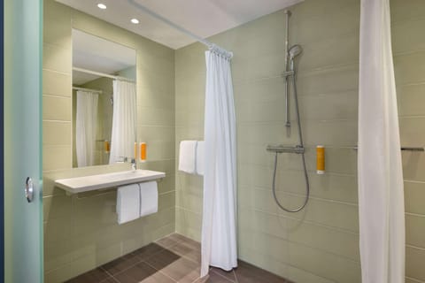 Standard Double Room | Bathroom | Shower, hair dryer, heated floors, towels