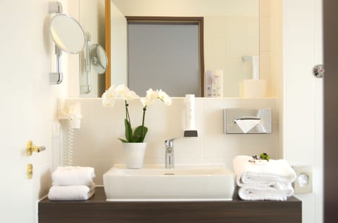 Deluxe Double Room | Bathroom | Free toiletries, hair dryer, towels