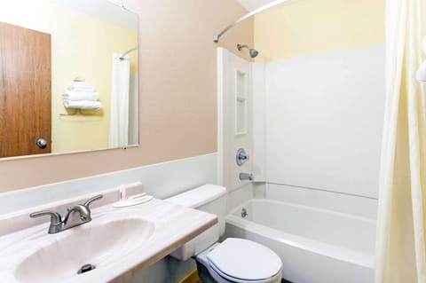 Combined shower/tub, free toiletries, hair dryer, towels