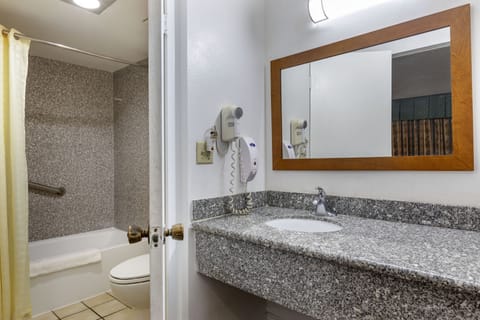 Combined shower/tub, free toiletries, hair dryer, towels