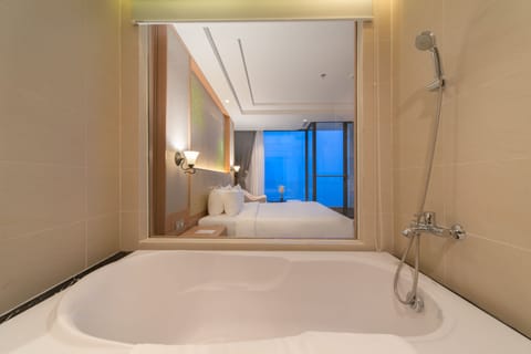 Premier Deluxe Ocean View, Balcony | Bathroom | Free toiletries, hair dryer, bathrobes, slippers