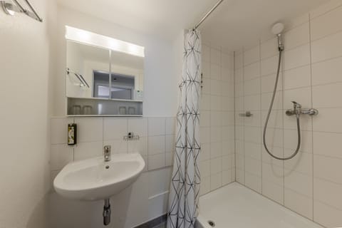 Shower, free toiletries, towels