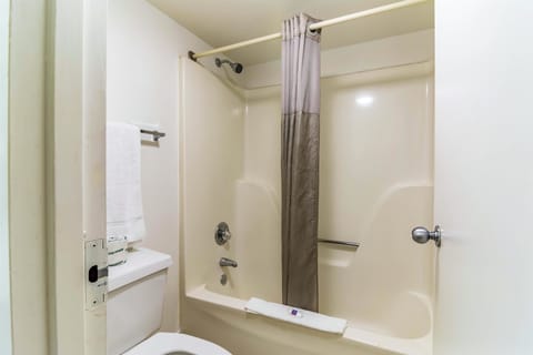 Combined shower/tub, deep soaking tub, towels