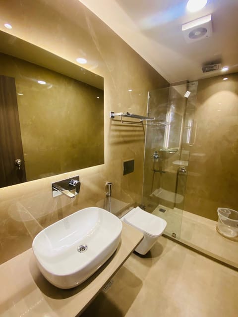 Deluxe Room | Bathroom | Shower, towels