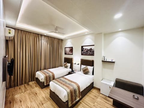 Superior Room, 1 King Bed | Individually decorated, individually furnished, desk, laptop workspace