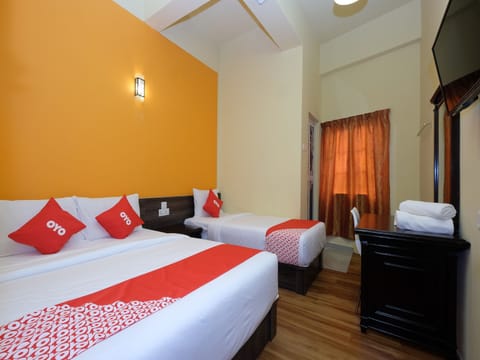 Standard Triple Room | Desk, free WiFi, bed sheets