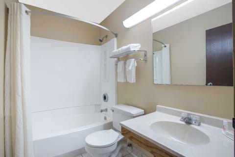 Combined shower/tub, free toiletries, hair dryer, towels