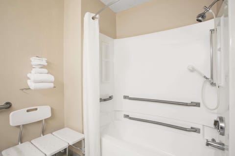 Room, Accessible | Bathroom | Combined shower/tub, free toiletries, hair dryer, towels