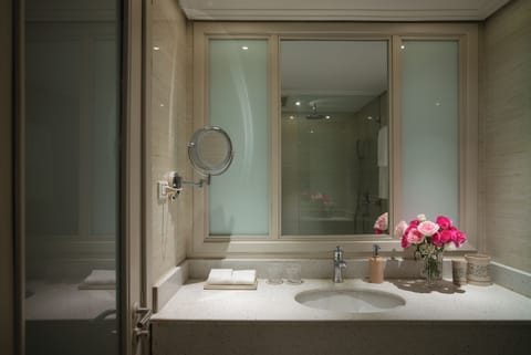 Chic Wing Twin Room | Bathroom | Shower, designer toiletries, hair dryer, bathrobes